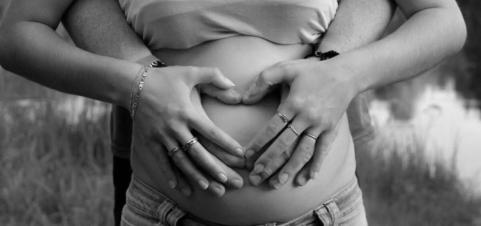 Mani sul pancione gravidanza